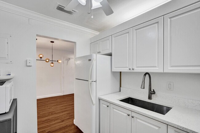 Building Photo - 6289 Bay Club Dr