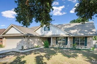 Building Photo - Beautiful and spacious 4 bed home in South...