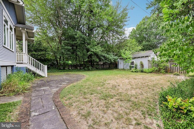 Building Photo - 526 N Ivy St