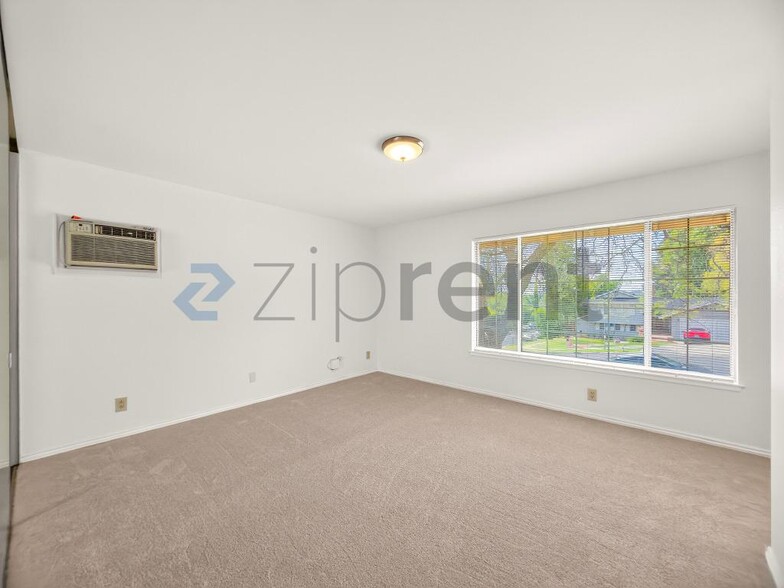 Building Photo - Unit