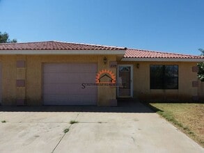 Building Photo - Spacious 2 bedroom 2 bath Duplex.