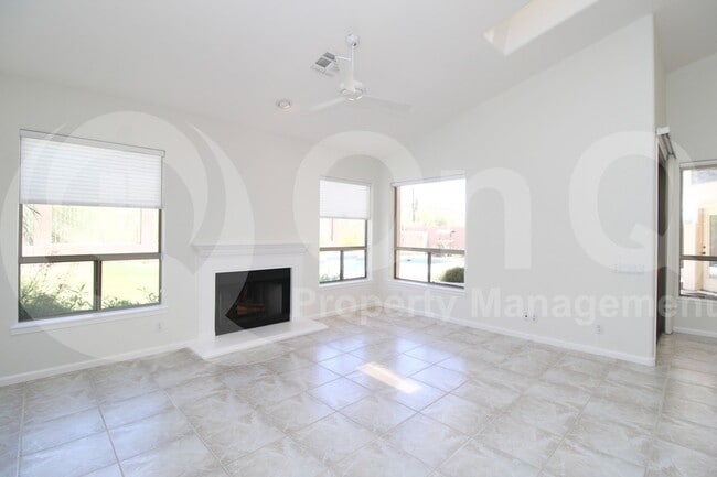 Building Photo - 902 E Desert Flower Ln