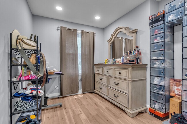 Building Photo - 6641 Peach Tree St