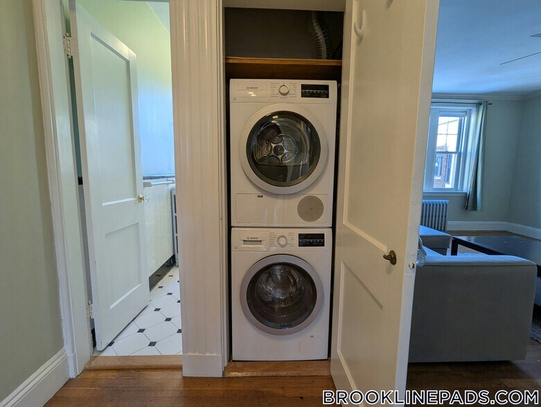 Building Photo - 52 Babcock St