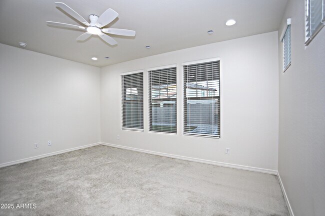 Building Photo - 976 W Finch Dr