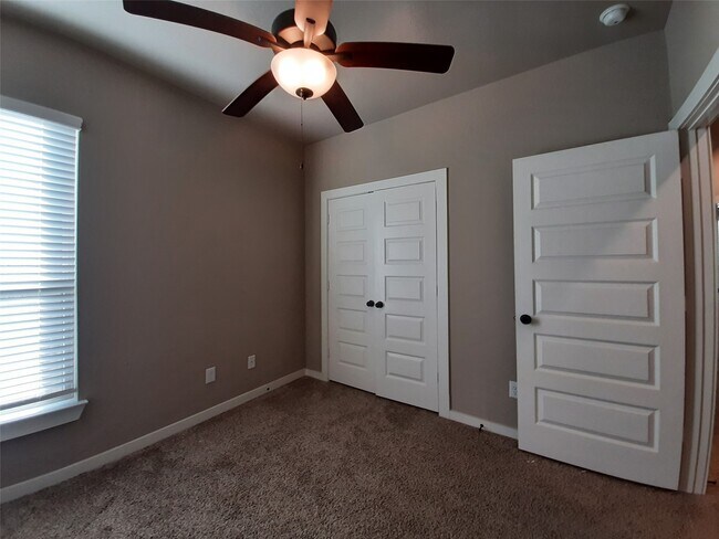 Building Photo - 9741 Grosbeak Ln