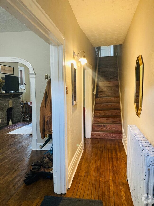 Building Photo - Beautiful Townhome on Quiet Street in the ...