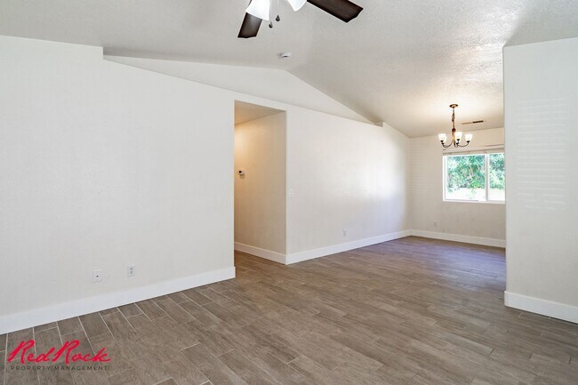 Building Photo - Small Dog Friendly! 3 Bedroom Single-Level...