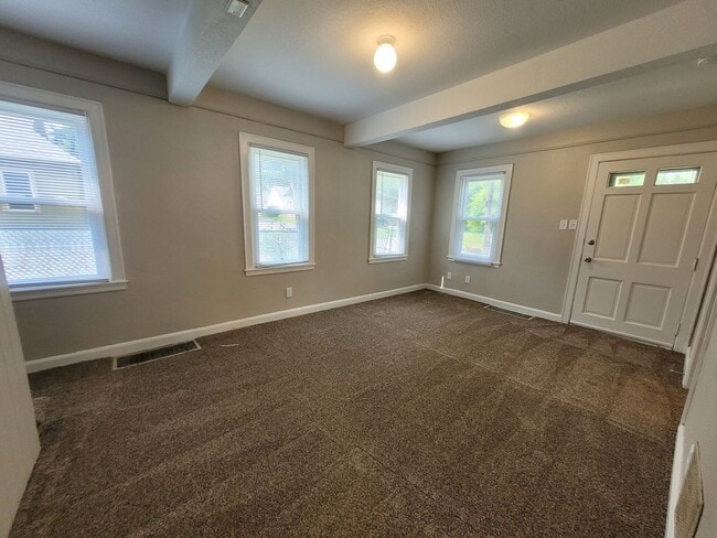 Building Photo - 2 bedroom, 1.5 bathroom home with detached...