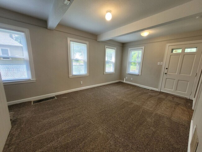 Building Photo - 2 bedroom, 1.5 bathroom home with detached garage!