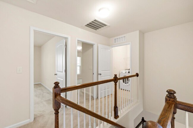 Building Photo - Elegant Townhome Near Southpoint Mall!