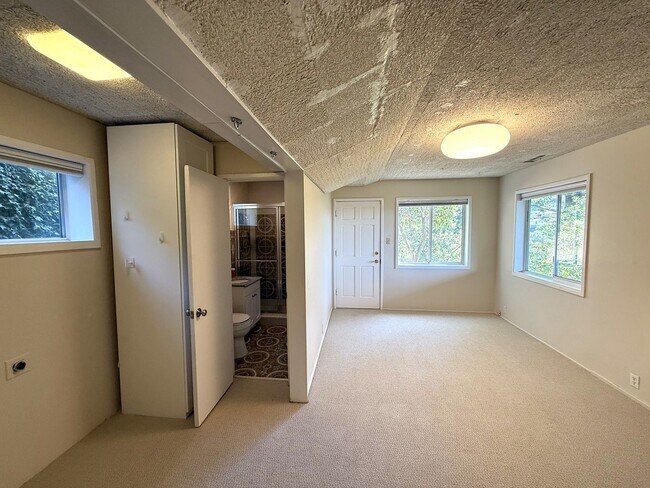 Building Photo - FOUR BEDROOM HOME IN THE GREENBRAE HILLS W...