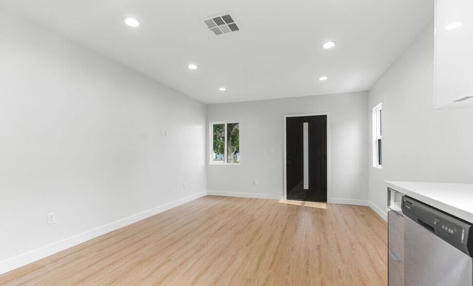Building Photo - 1113 N Pass Ave