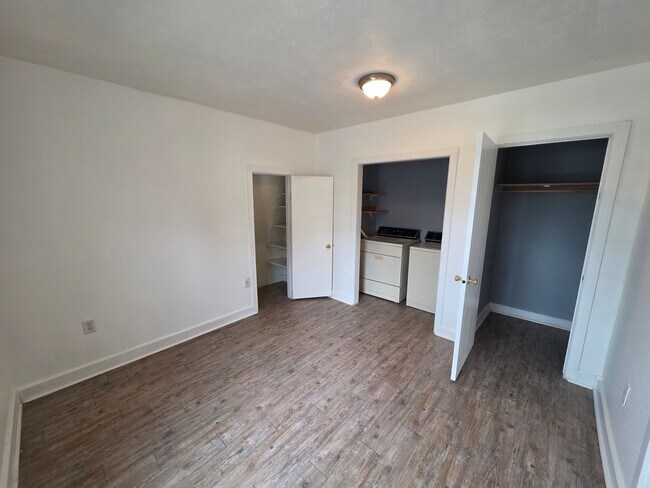 Building Photo - 613 W Knox Ave