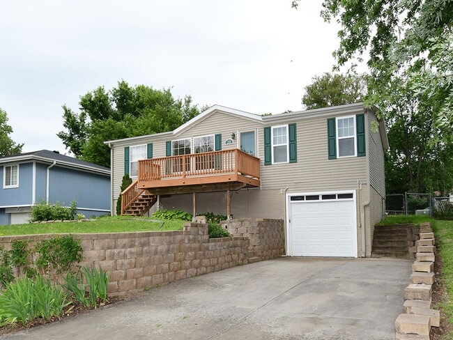 Building Photo - 4 bedroom / 3 bath in Yutan! Available Now!