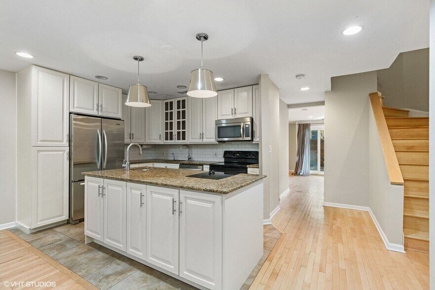 Building Photo - 1340 N La Salle Dr