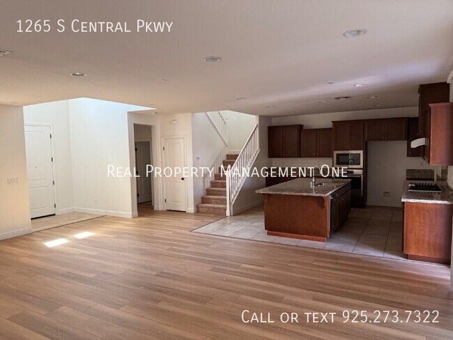 Building Photo - 1265 S Central Pkwy