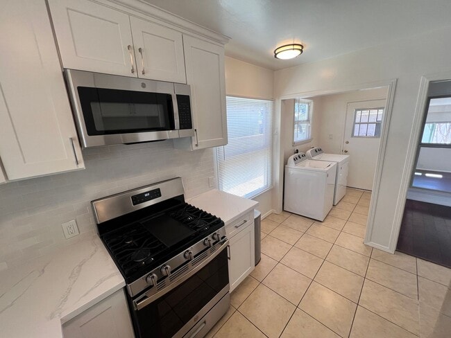 Building Photo - 2 Bedroom Single Story Home for Rent in Re...