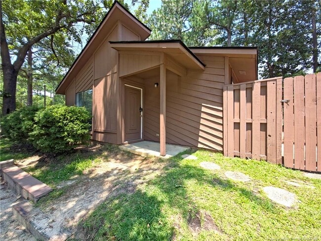 Building Photo - 707 Hedgelawn Way