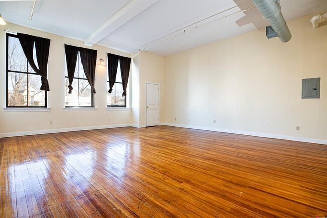Building Photo - 775 Potters Ave