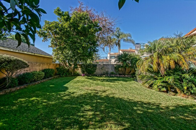 Building Photo - VERY SPACIOUS, BRIGHT & AIRY HOME W/ UNIQU...