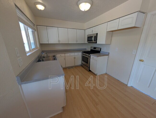 Building Photo - 4225 Penelope Pl NE