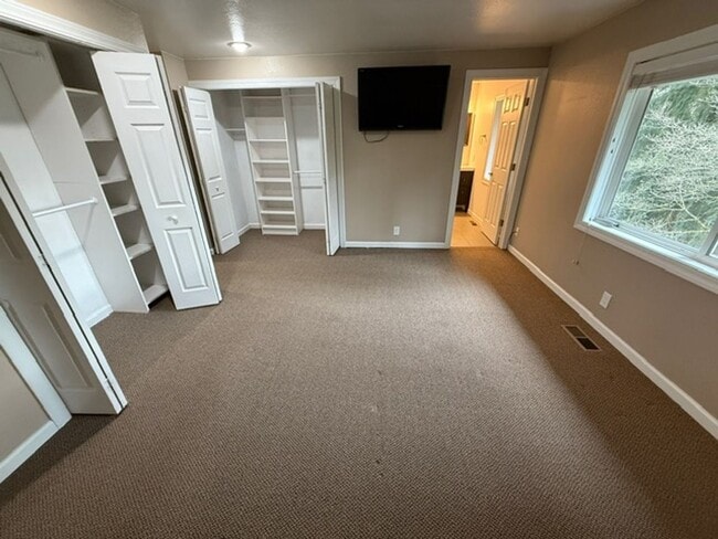 Building Photo - UPDATED 4 BED, 3 BATH KIRKLAND HOUSE FOR RENT AVAILABLE NOW!