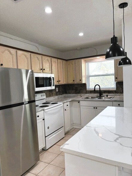 Building Photo - 1117 NE 10th St