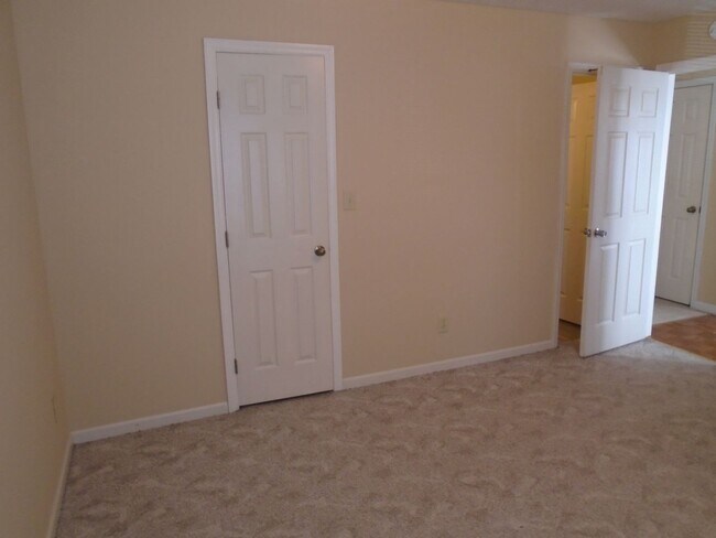 Building Photo - 2Bed / 2 Bath Condo.  Freshly painted, available NOW!!!