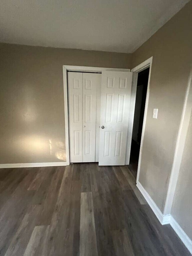 Building Photo - 10405 Riverbend Cir