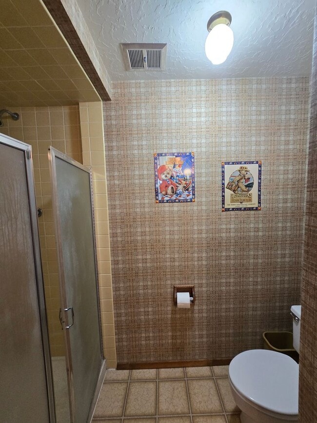 Building Photo - Large 5 Bed, 3 Bath House