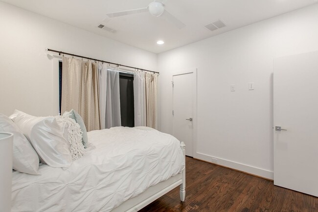 Building Photo - Modern 2 bed, 2.1 Bath townhome, walking distance to Greenville Ave