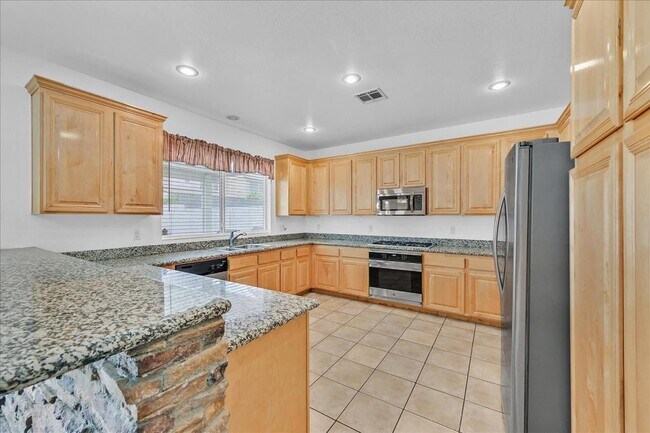Building Photo - 881 Brunellos Ave