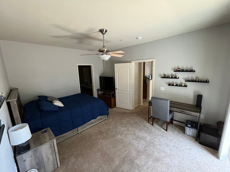 Master bedroom - 5350 Dunlay