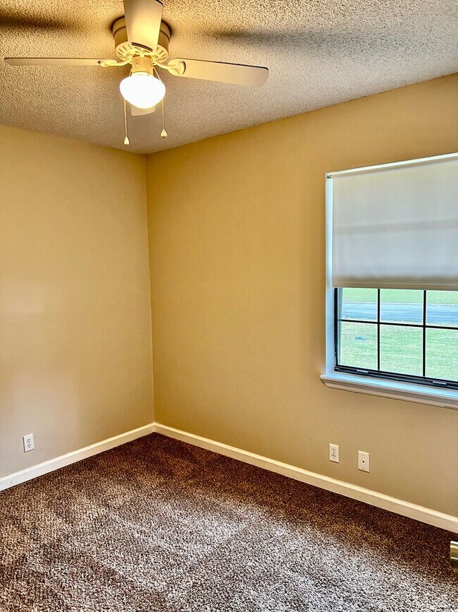 Building Photo - 3/2 LARGE fenced in yard!