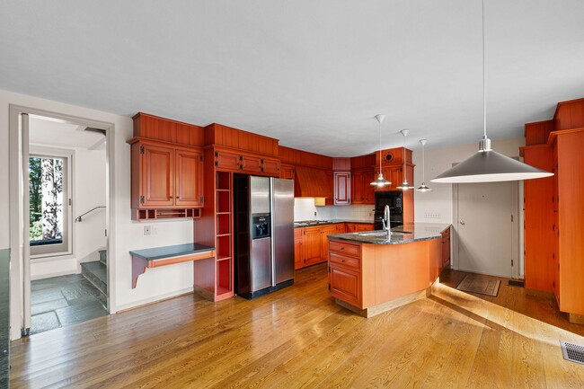 Building Photo - Mid Centurty Modern Home