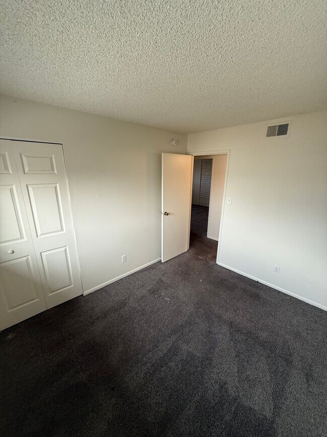 Building Photo - Spacious 3 Bedroom 2 Bathroom Condo in Eas...
