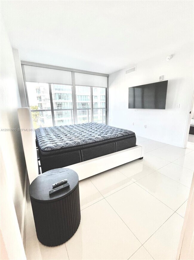 Building Photo - 9940 W Bay Harbor Dr