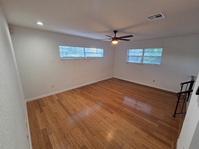 Building Photo - 606 Lakespur Ln