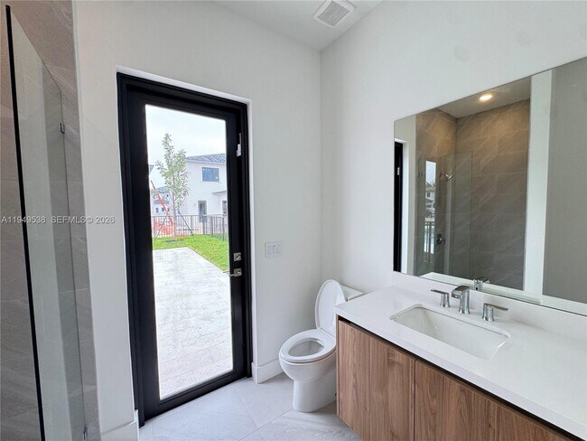 Building Photo - 19670 NE 14th Ct