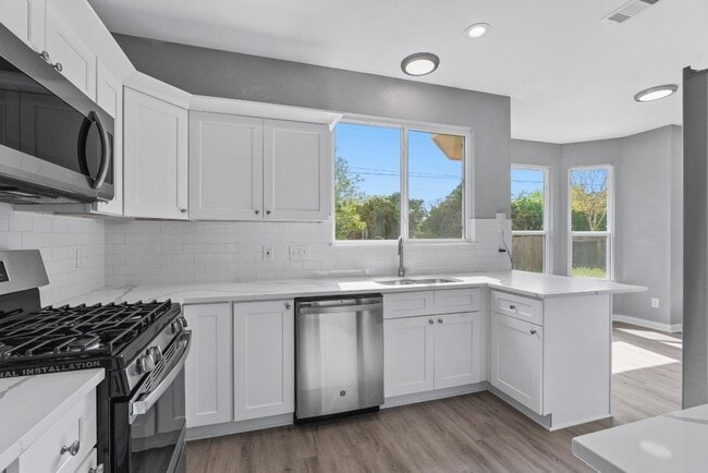 Building Photo - 700 Creekmont Dr