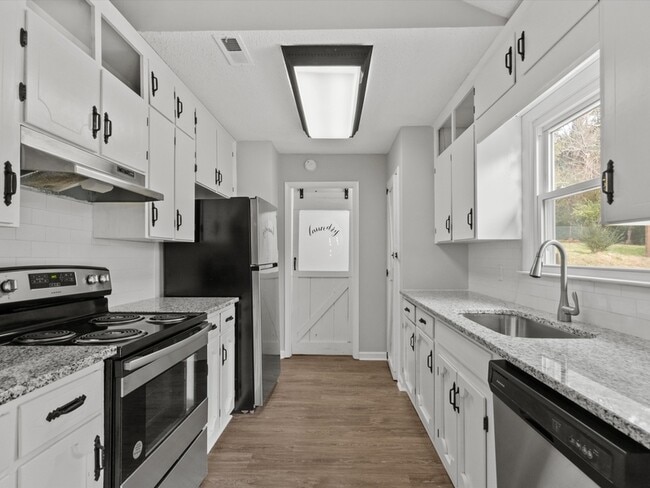 Building Photo - 2903 Deerfield Rd NW