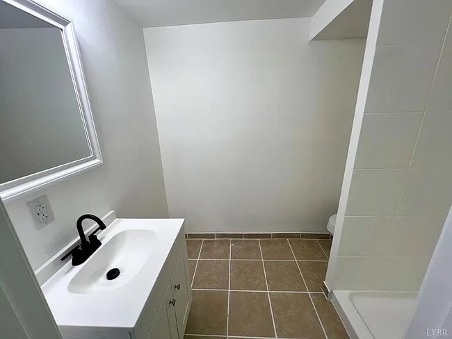 Building Photo - 207 V.E.S. Rd