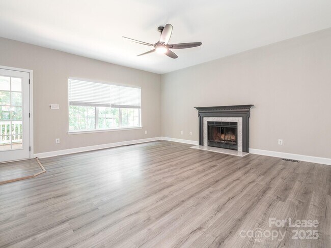 Building Photo - 6211 Rosebriar Ln