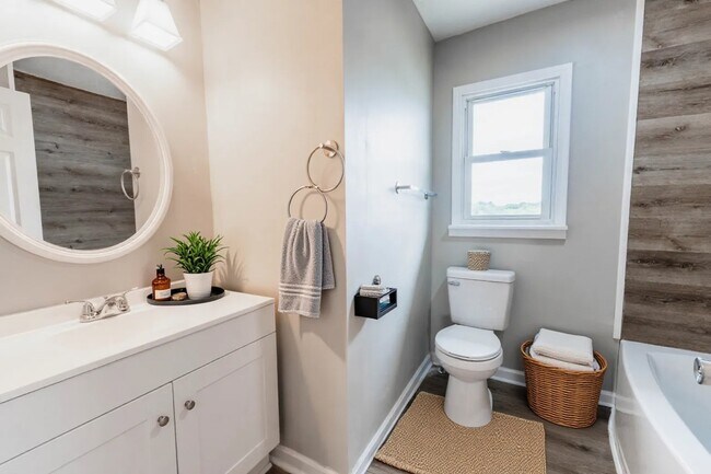 Building Photo - 212 Couch St