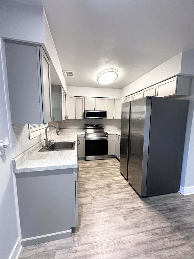 Building Photo - Beautifully Fully Updated 3-Bedroom End Unit Townhome