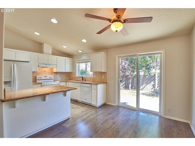 Building Photo - Lovely 3 Bed, 2 Bath Home in Dundee- Walking Distance to New Elementary School!