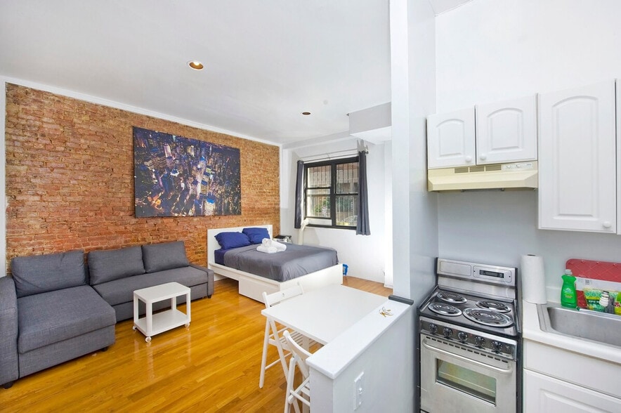Building Photo - 335 E 94th St