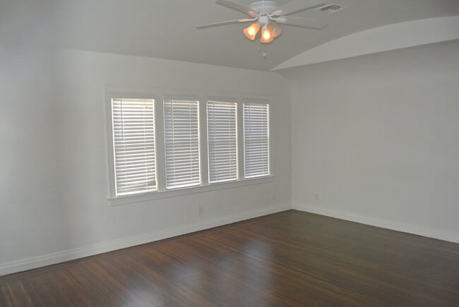 Building Photo - **COMING SOON!!** Spacious 2 Bedroom, 1 Bathroom Home near Convenient Old Town Pittsburg