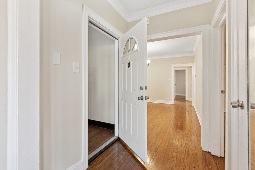 Building Photo - 7746 S East End Ave